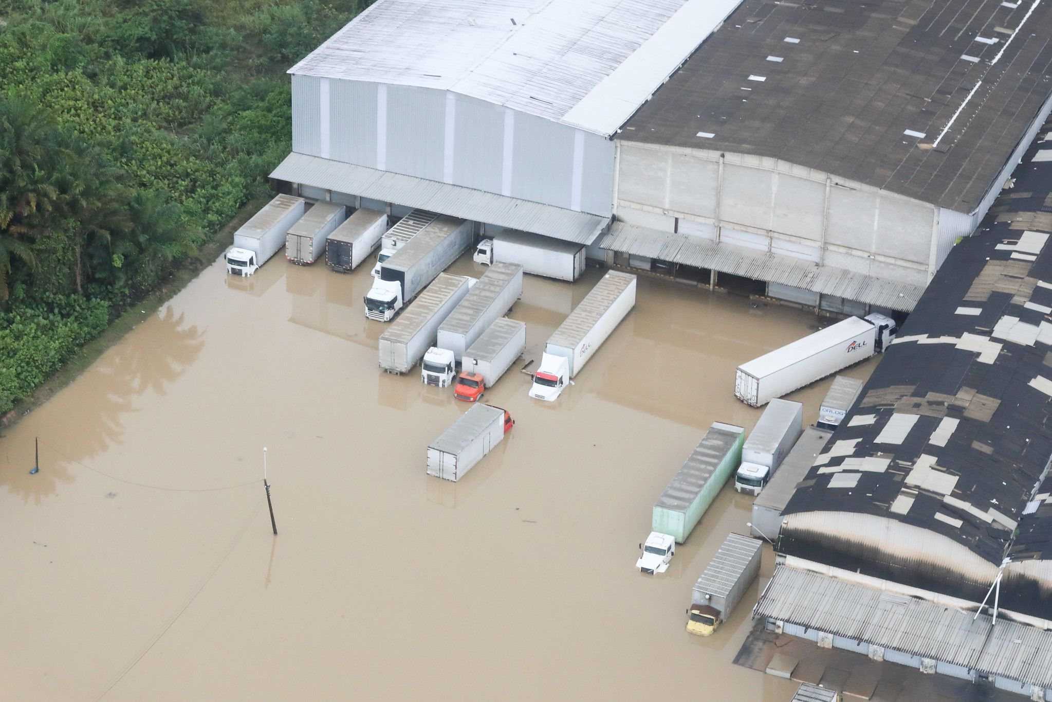 Sobrevuelo de Presidente de Brasil, Jair Bolsonaro, sobre zonas afectadas por lluvia.
