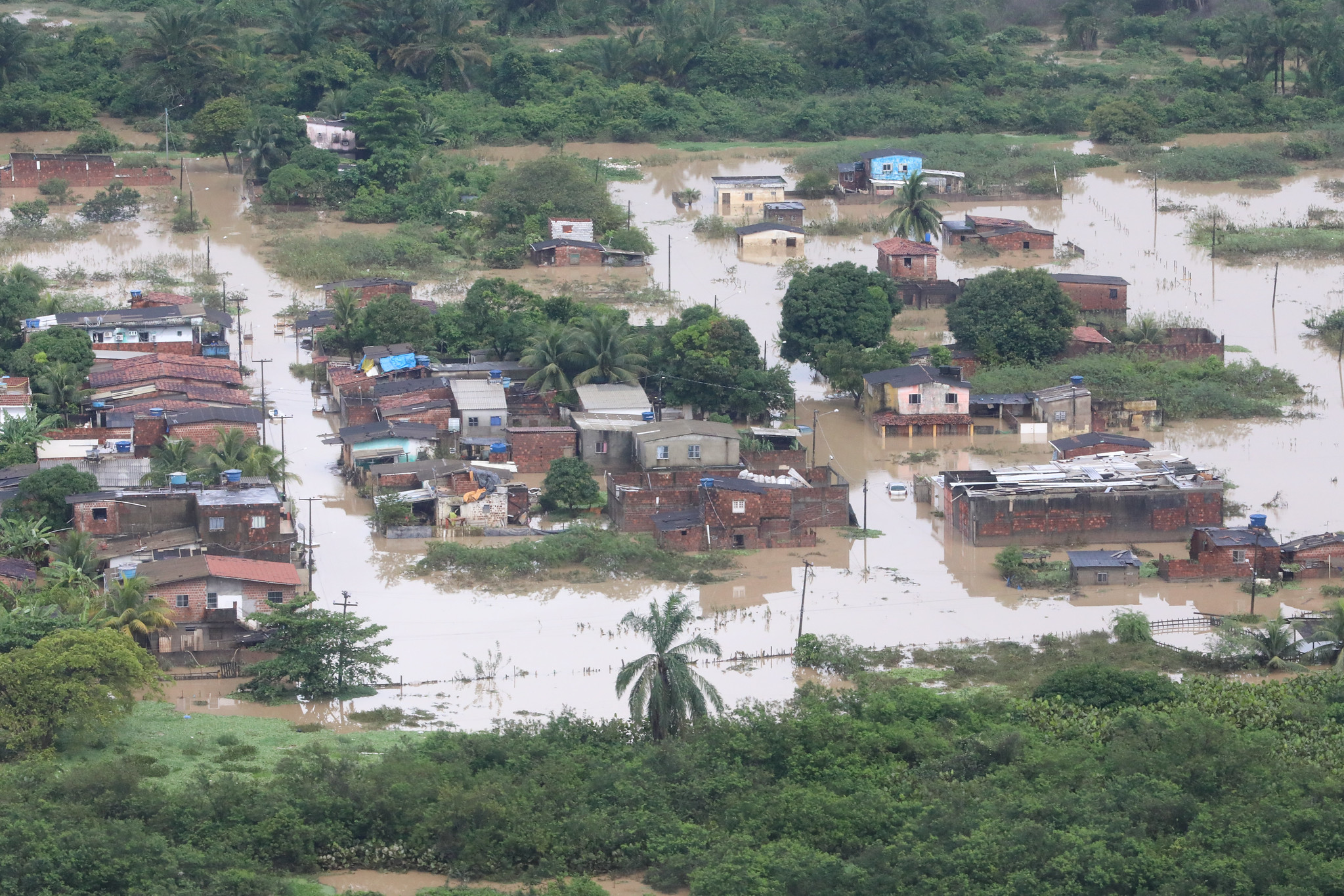 El mandatario realizó el sobrevuelo en helicóptero, pero por las lluvias, que continuaban este lunes, y por recomendación de los pilotos no aterrizó en el lugar de la catástrofe, debido a "las condiciones del suelo".
