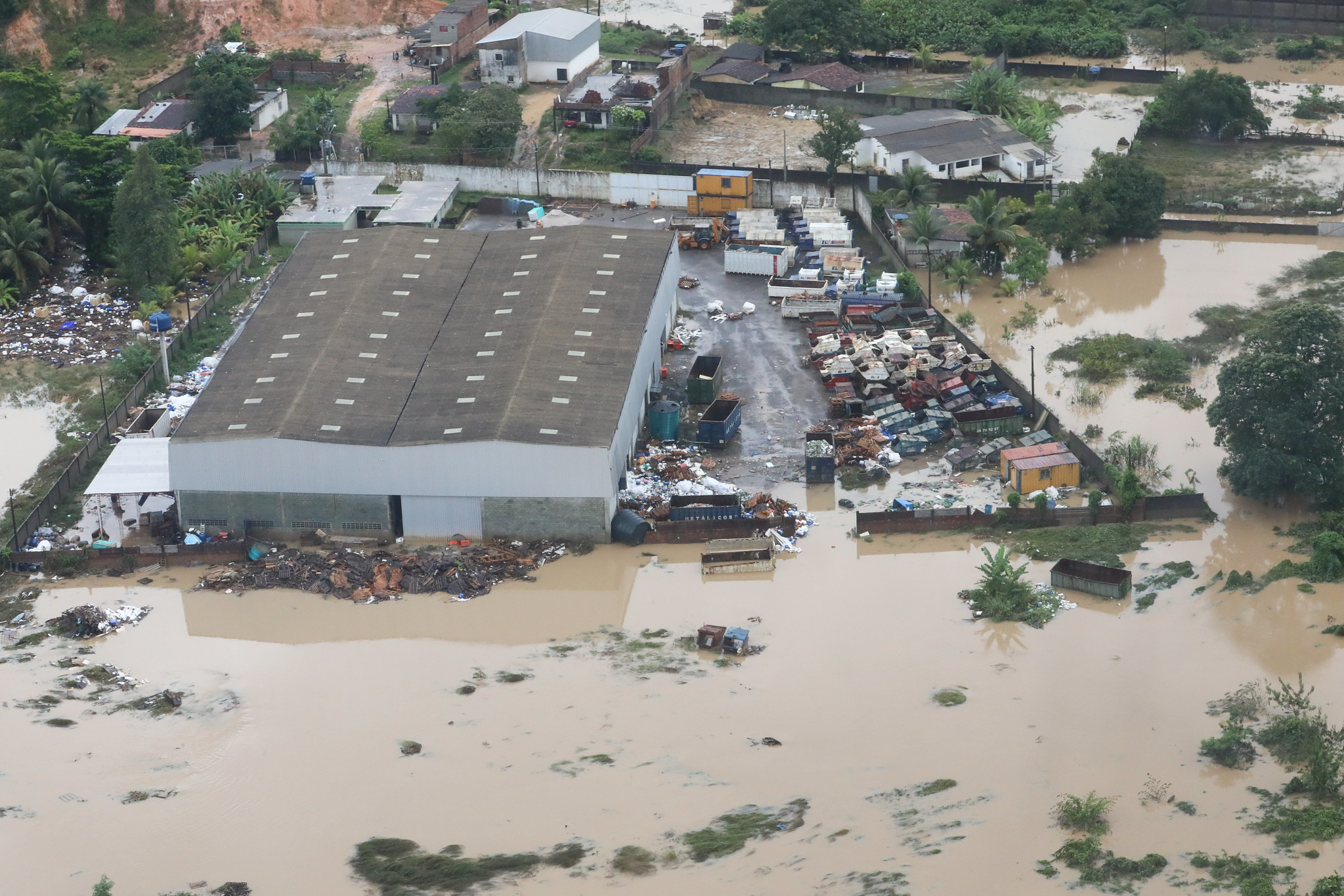 Sobrevuelo de Presidente de Brasil, Jair Bolsonaro, sobre zonas afectadas por lluvia.