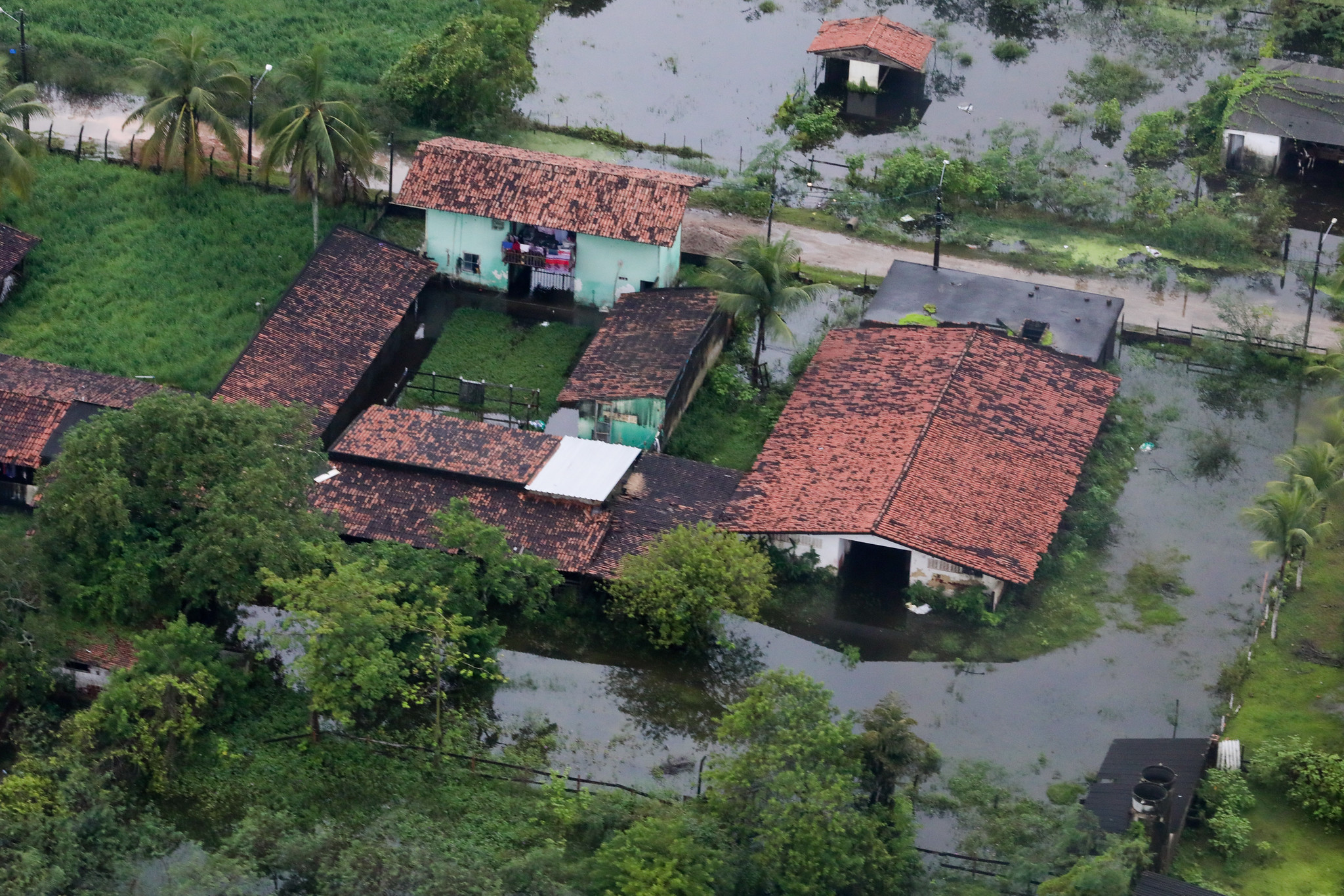 Sobrevuelo de Presidente de Brasil, Jair Bolsonaro, sobre zonas afectadas por lluvia.
