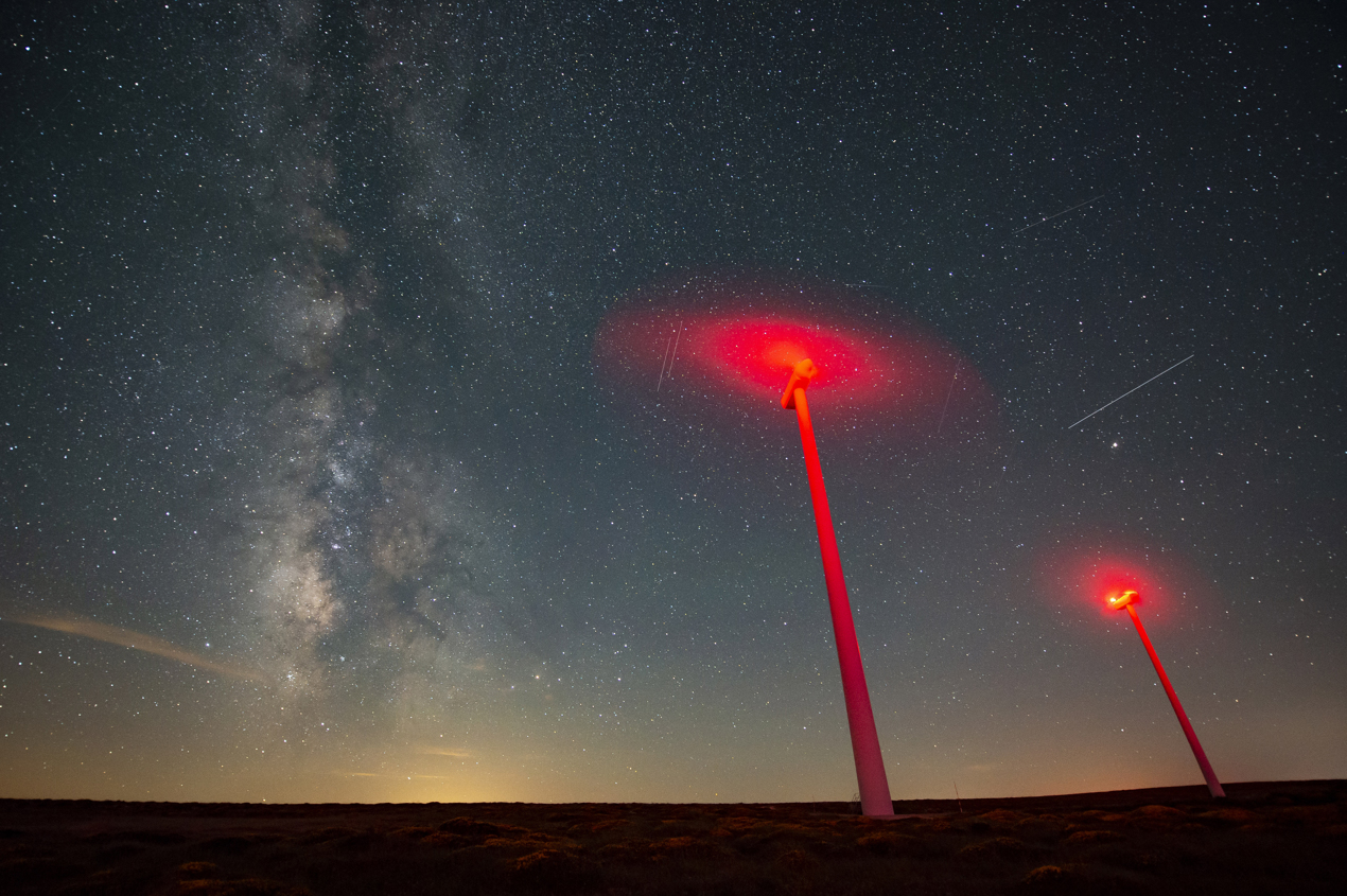 Vista de la Vía Láctea junto a varios molinos de viento en el páramo de La Lora, entre el observatorio astronómico de Cantabria y la comunidad de Castilla y León. 