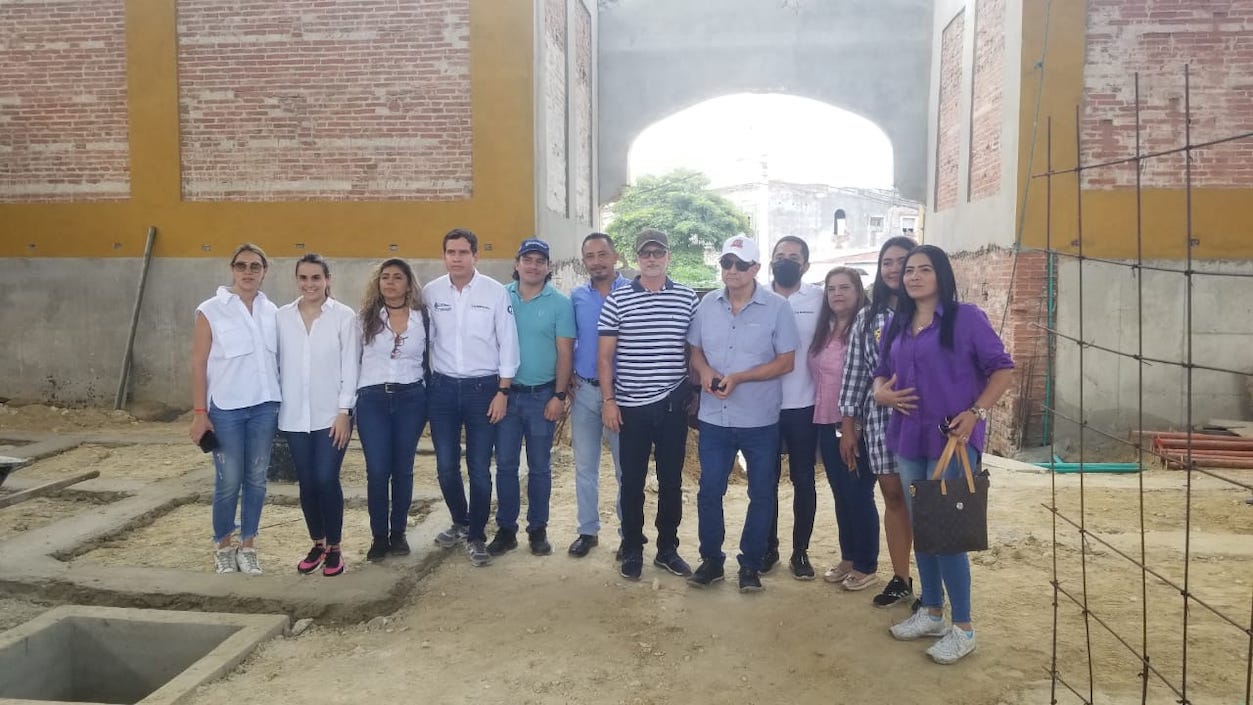 Los dirigentes gremiales durante el recorrido con funcionarios del Distrito.