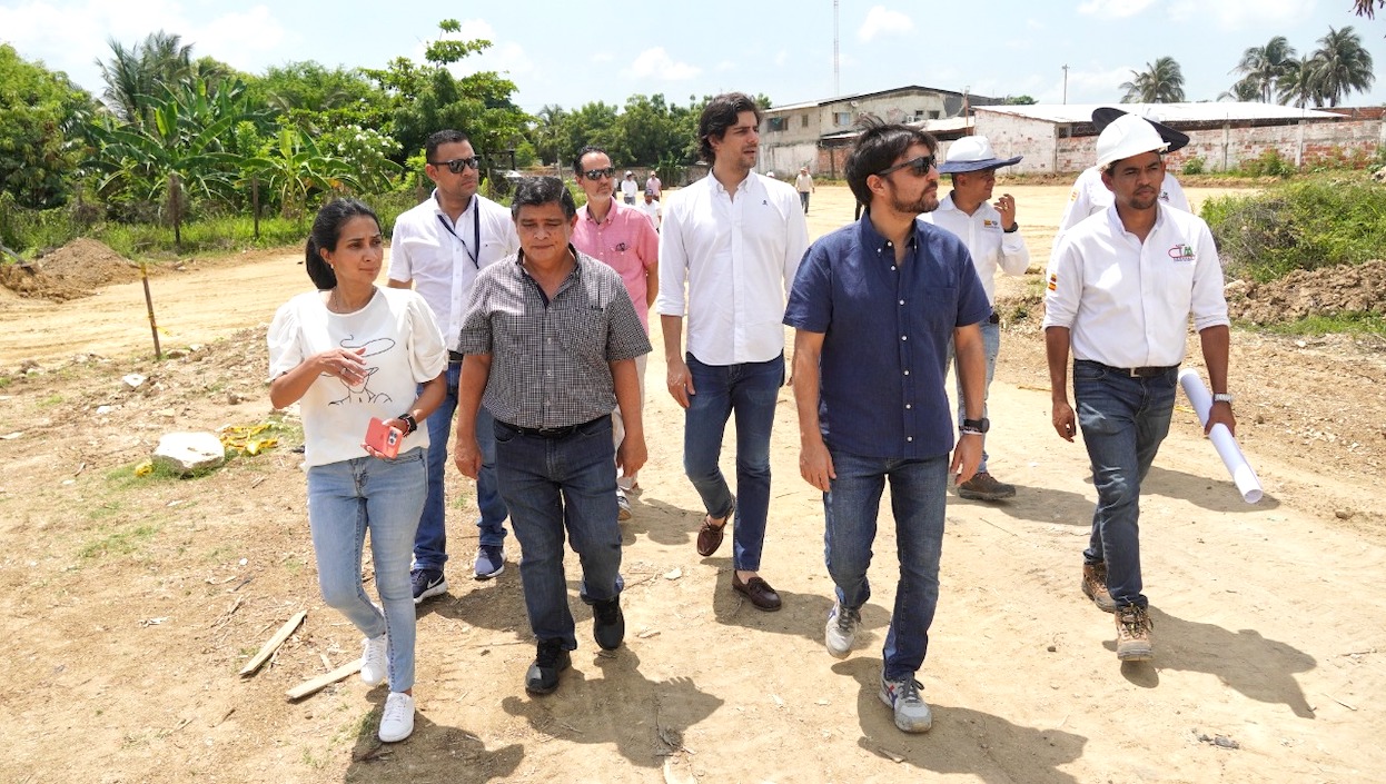 El Alcalde Jaime Pumarejo recorriendo la zona del proyecto.