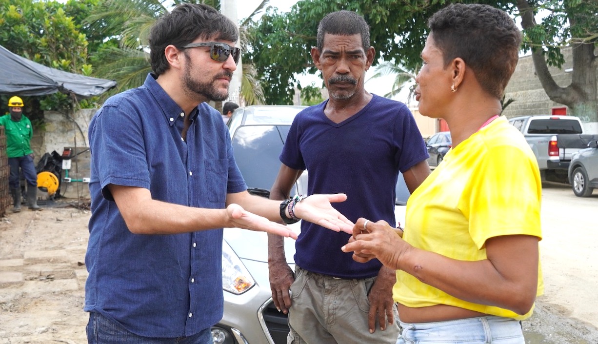 El Alcalde Jaime Pumarejo dialogando con habitantes del sector.