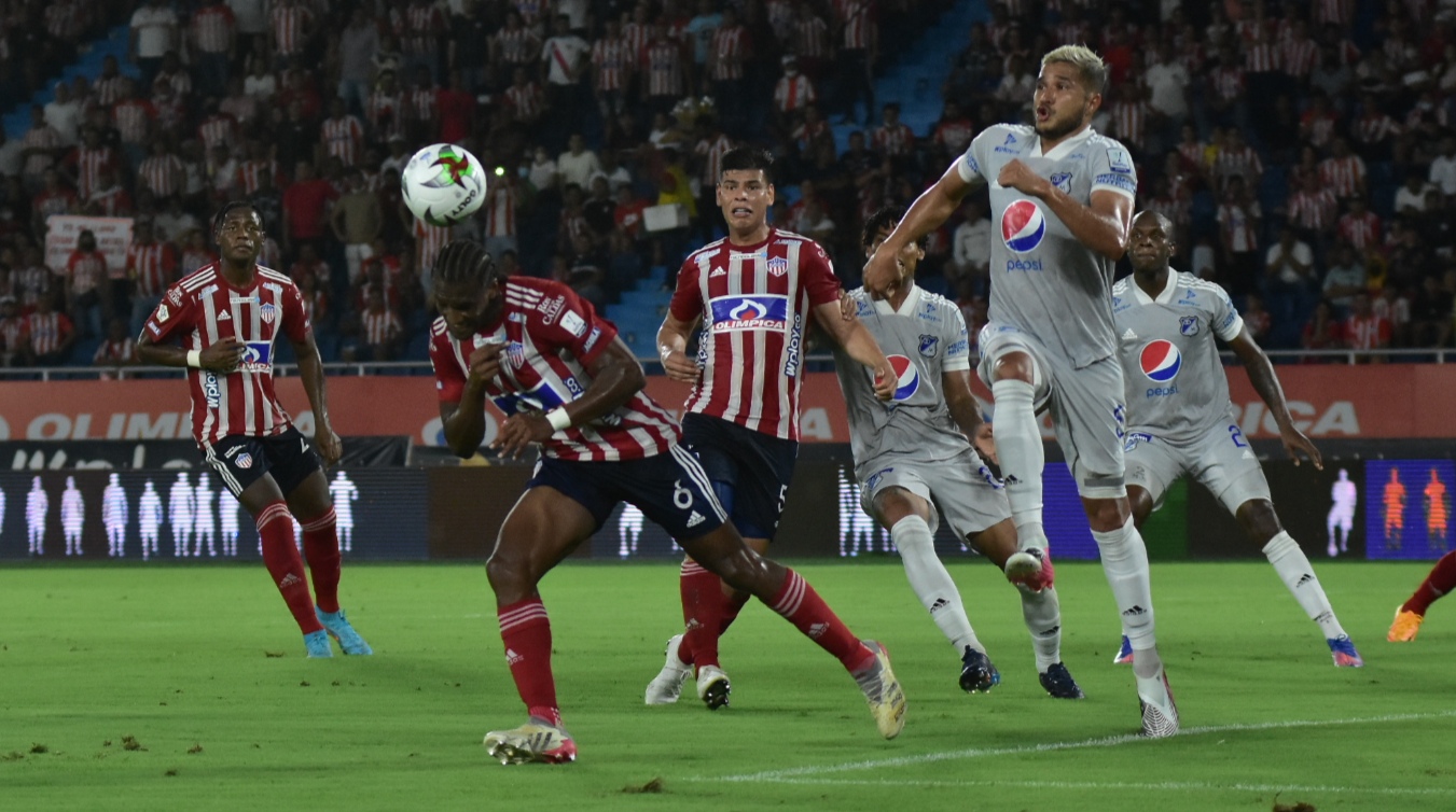 Didier Moreno neutralizando una llegada de Larry Vásquez.
