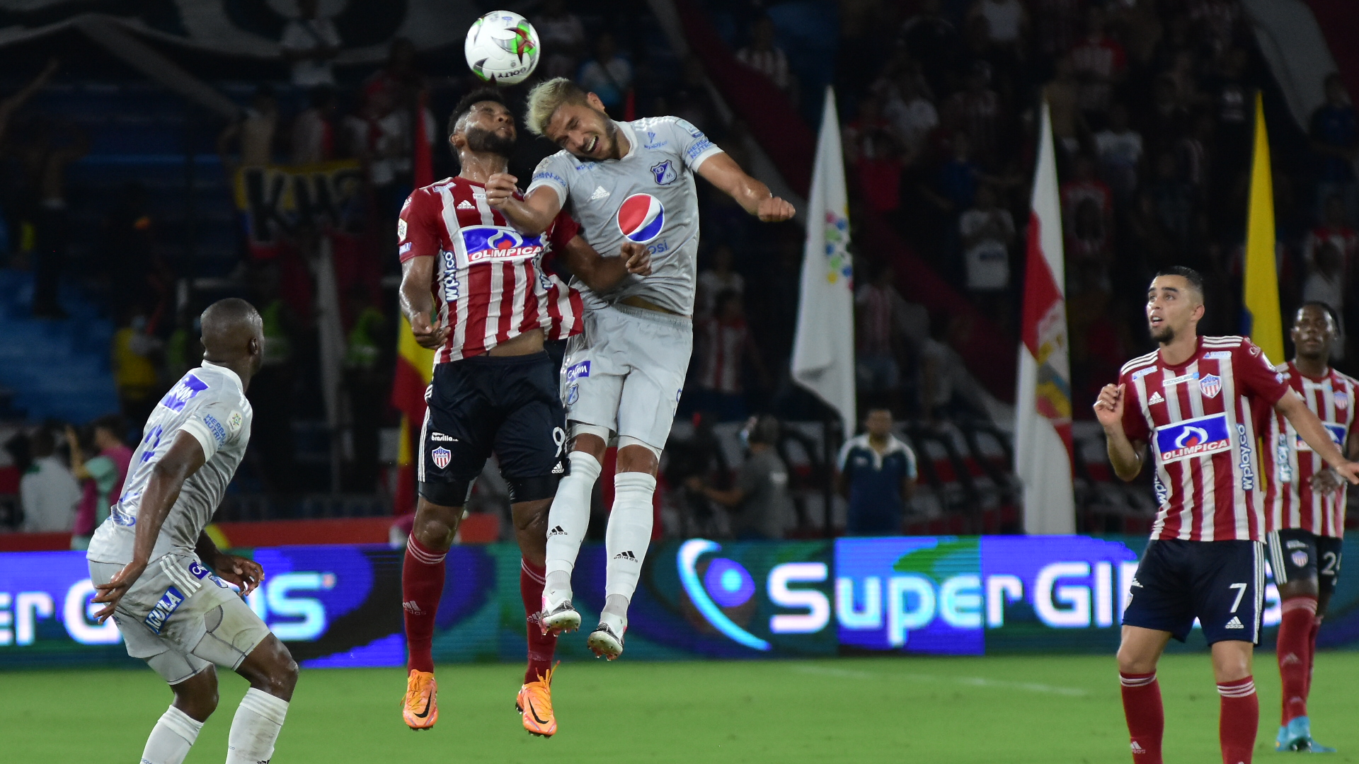 Jugada aérea de Miguel Ángel Borja con Larry Vásquez.