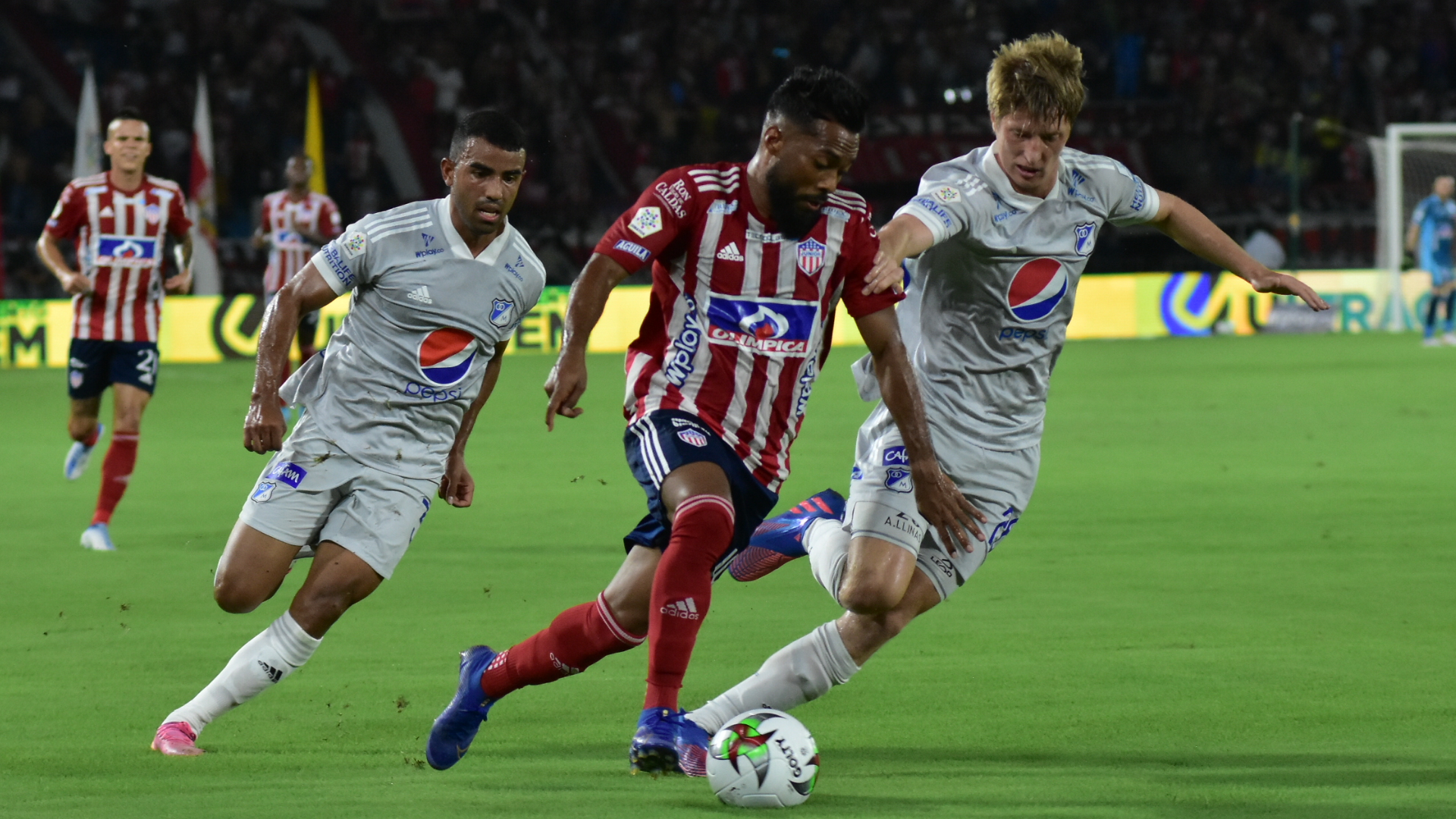´'Cariaco' González superando la marca de Andrés Llinás.