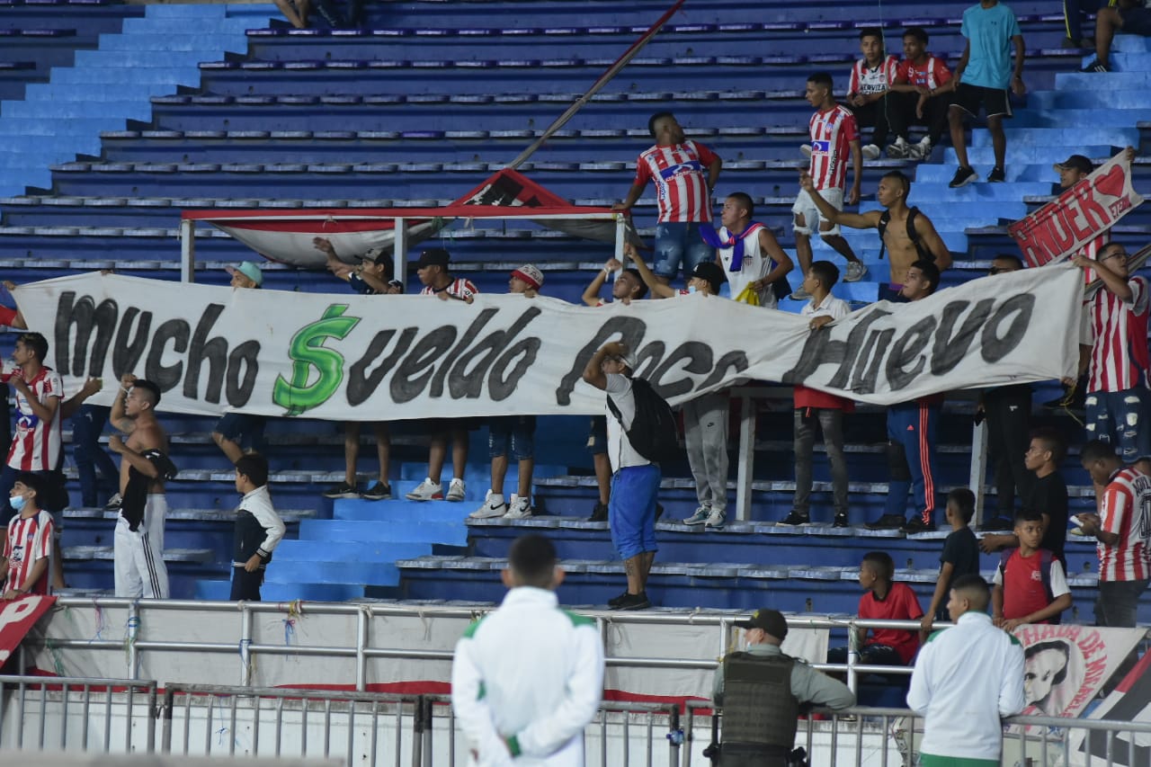 La bandera que mostraron en la tribuna sur.
