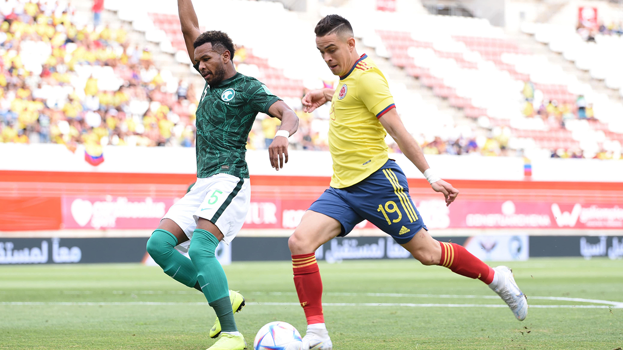 Rafael Santos Borré en acción de partido. 