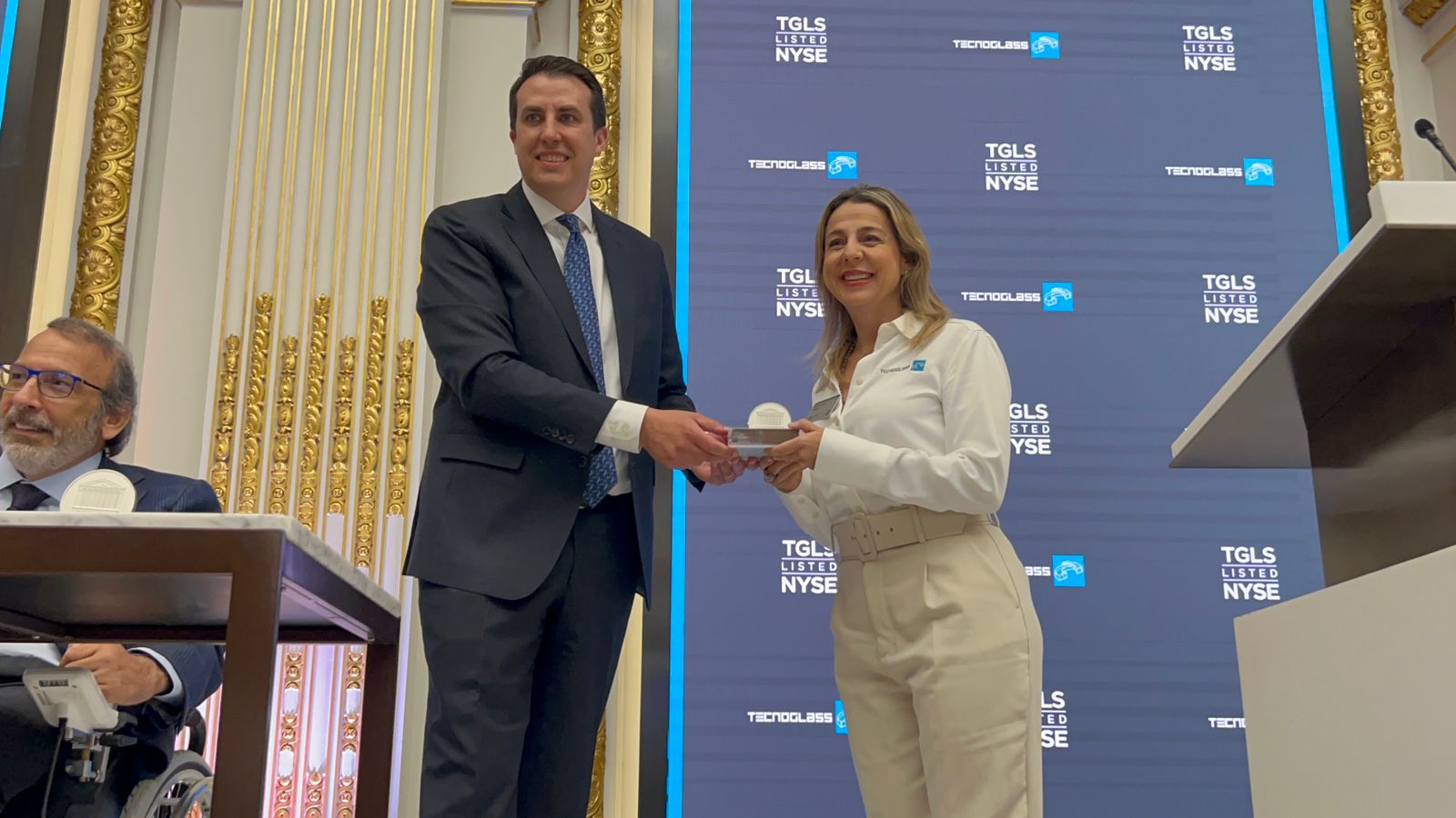 Diana Lohrer recibió la medalla que la acredita como la persona que tocó la campana en este histórico 6 de junio.