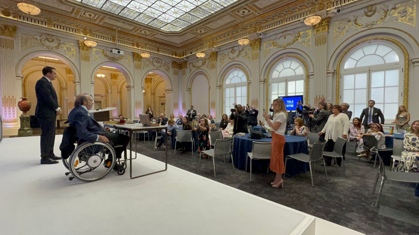 En el salón de protocolos del NYSE, José Manuel Daes, CEO de Tecnoglass, habló sobre el presente y el futuro de la empresa.