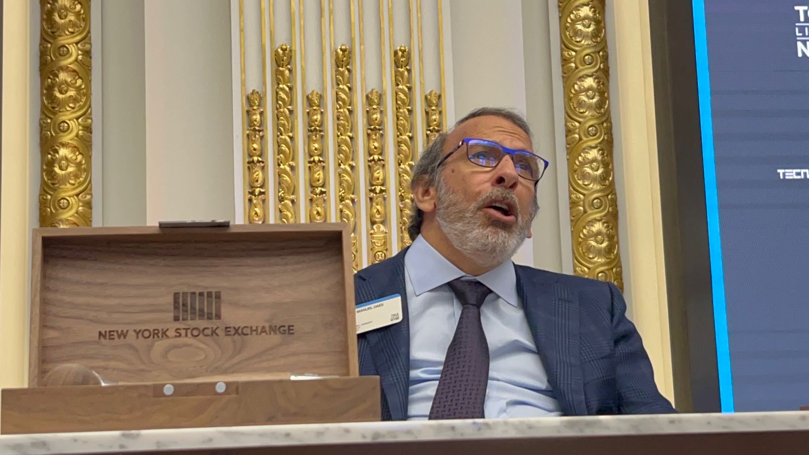 José Manuel Daes, CEO de Tecnoglass, hablando junto al martillo con el que se tocó la campana.