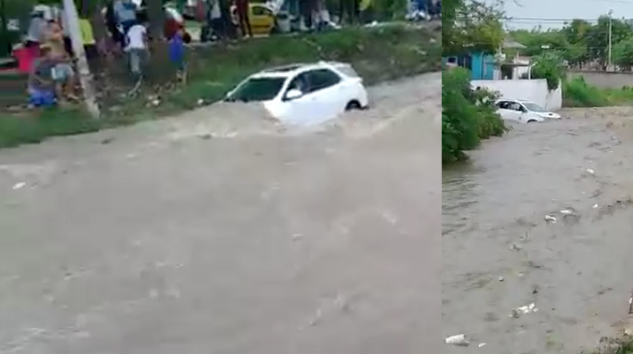 El vehículo arrastrado por el arroyo en una vía canal de la Ciudadela Metropolitana.