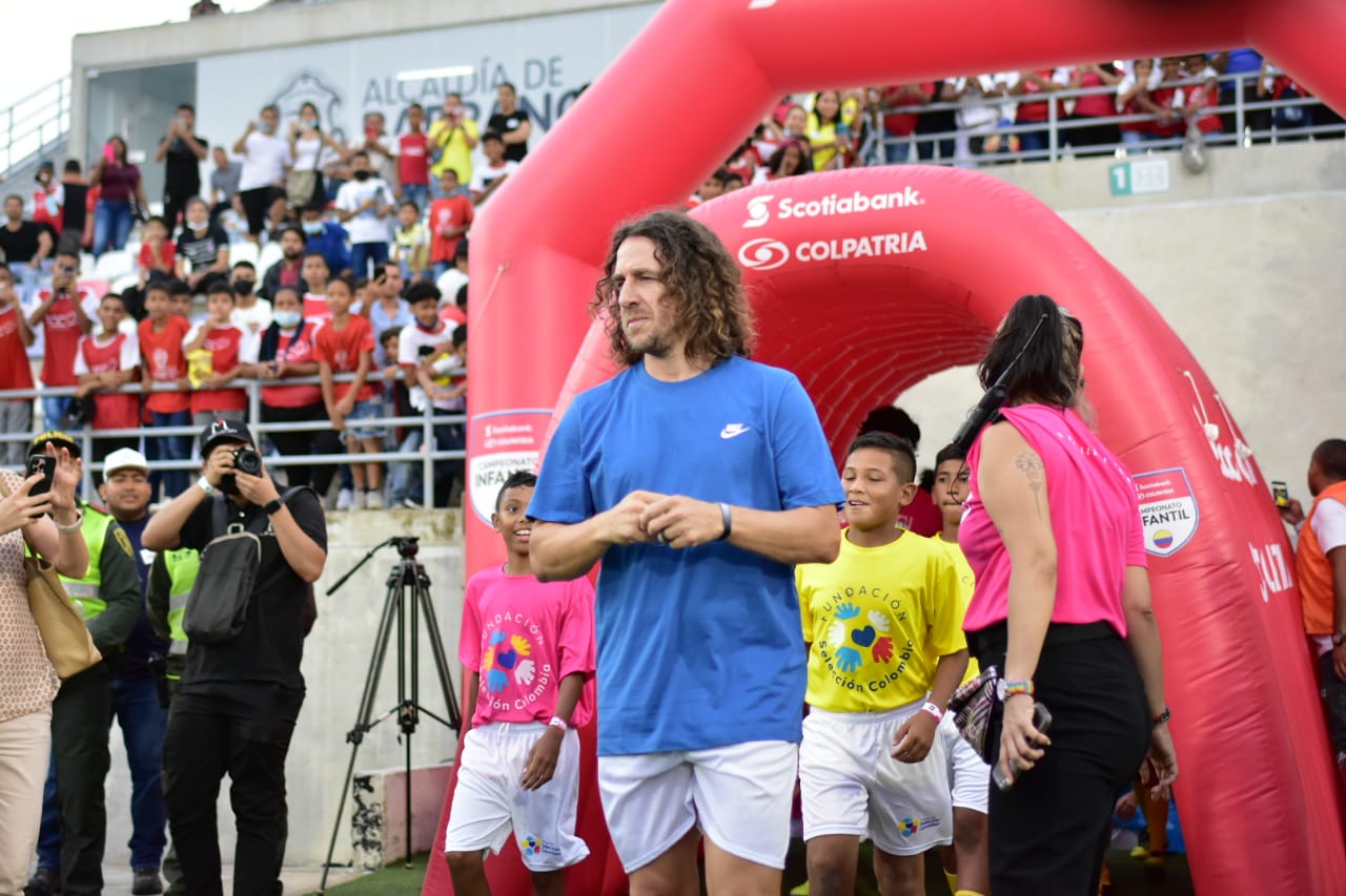 Carles Puyol saltó a la cancha del  Romelio Martínez