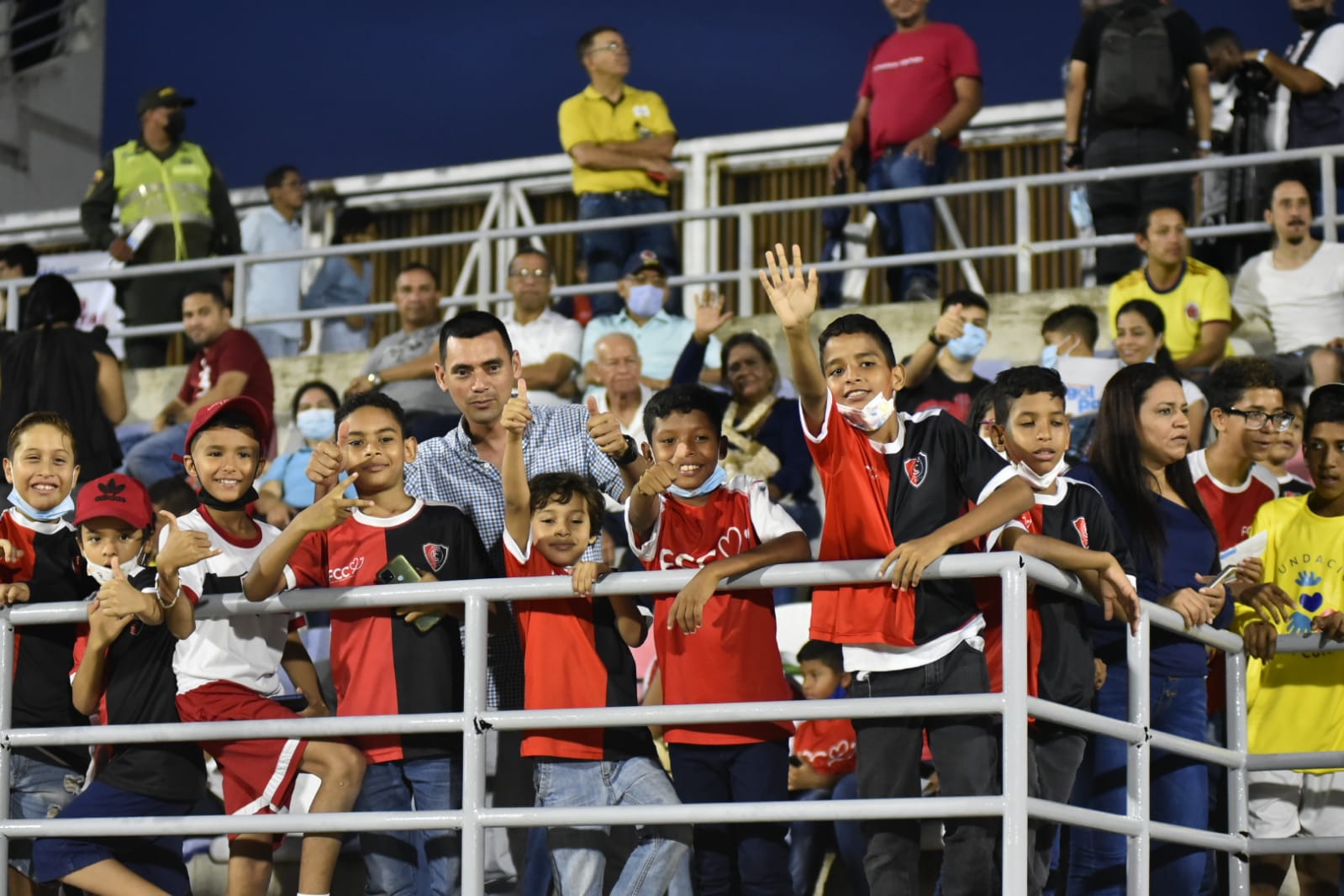 Niños en las tribunas del Romelio Martínez