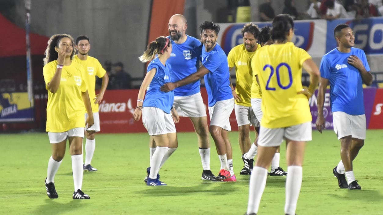 Fabián Vargas celebra el gol del empate.