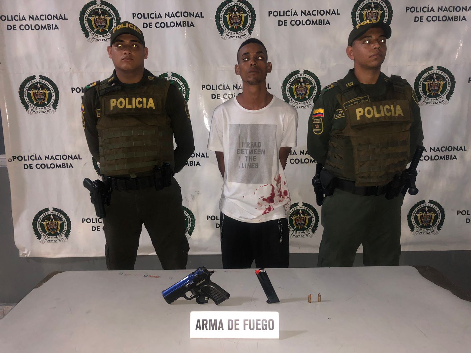 Jorge Isaac De La Rosa Gutiérrez, el capturado, y el arma incautada.