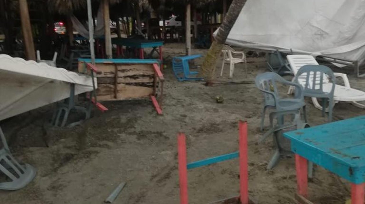 Casetas destruidas en las playas de Santa Verónica