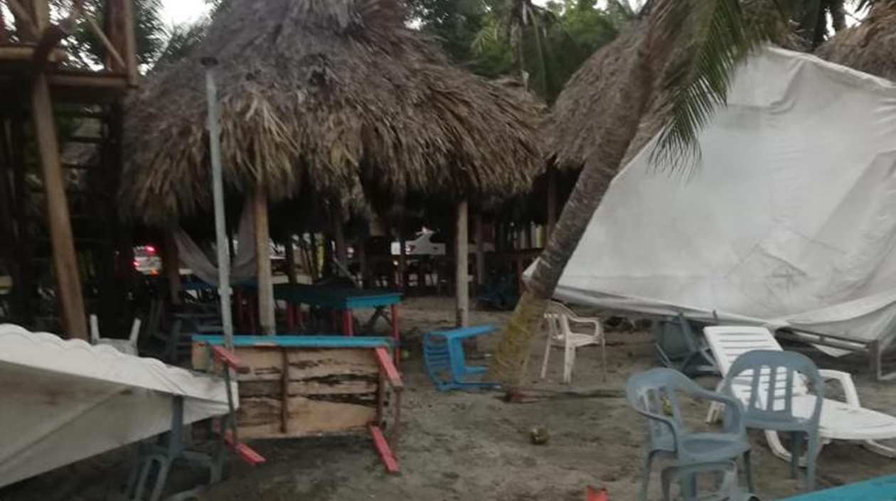 Casetas destruidas en las playas de Santa Verónica