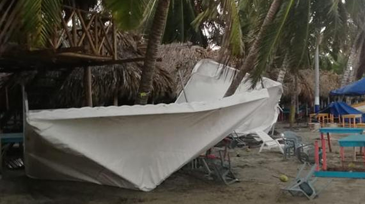 Casetas destruidas en las playas de Santa Verónica