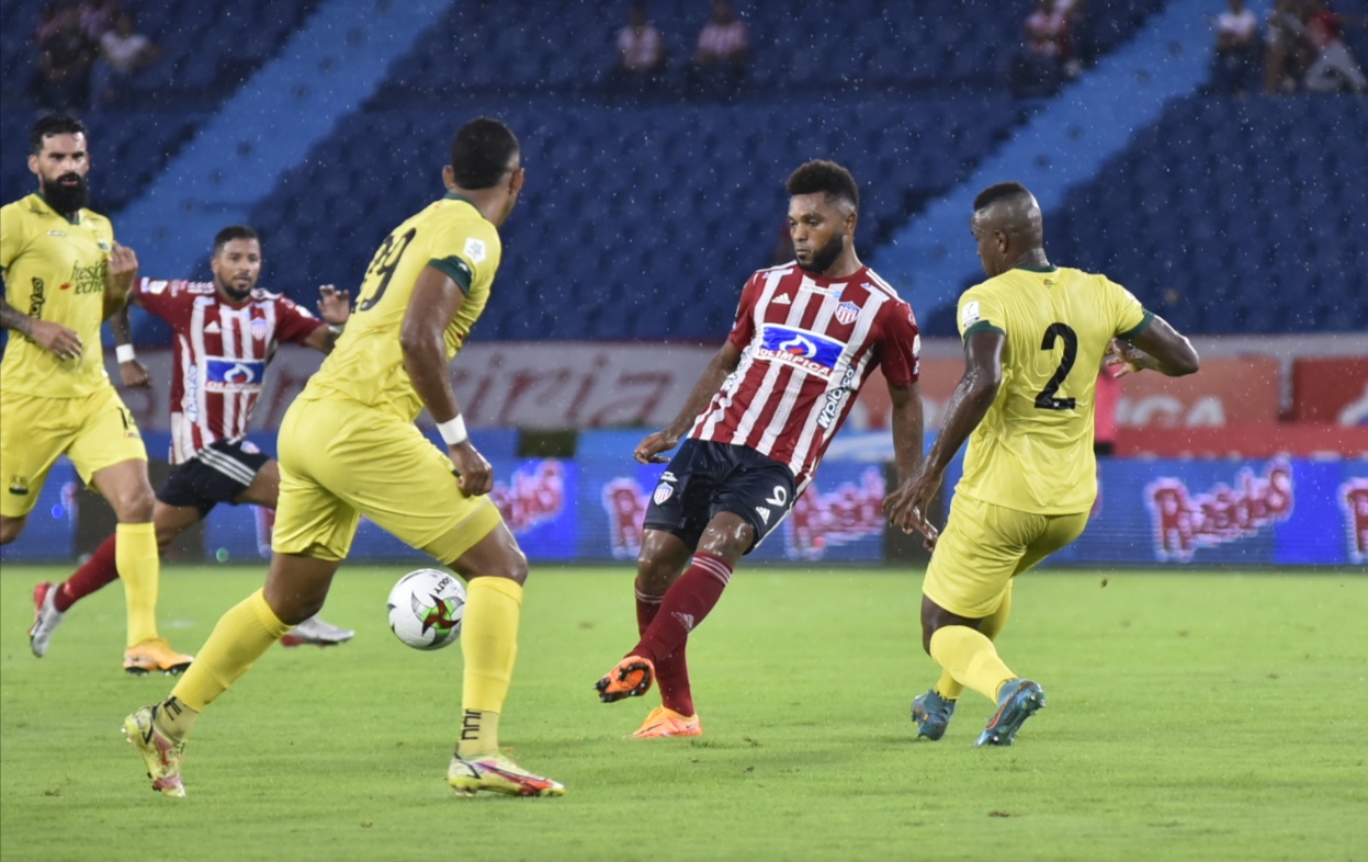 Miguel Ángel Borja intentando llegar ante la defensa visitante.