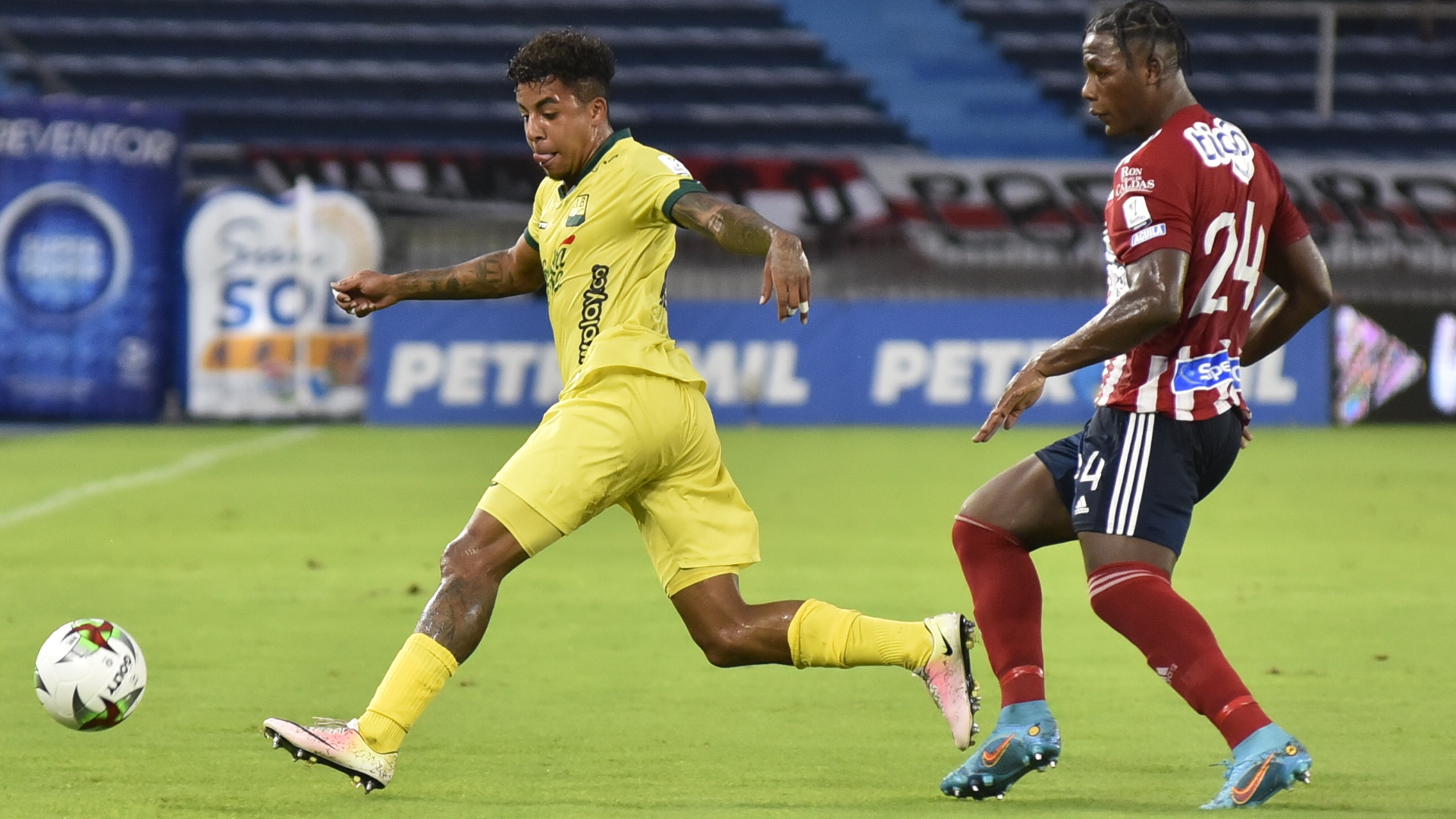 Dany Rosero neutralizando una llega 'bucara'.