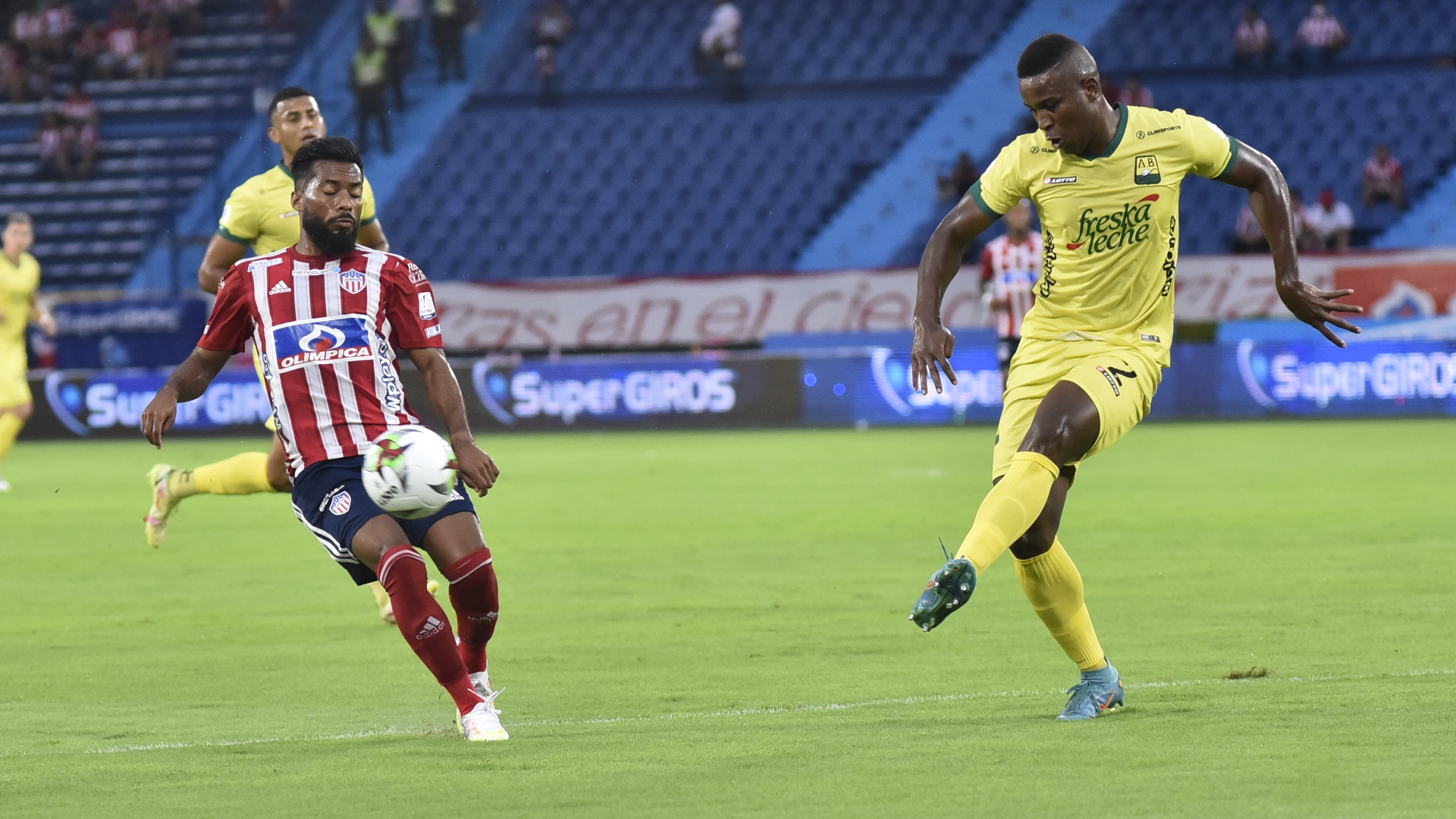 'Cariaco' González atacando a los rivales.