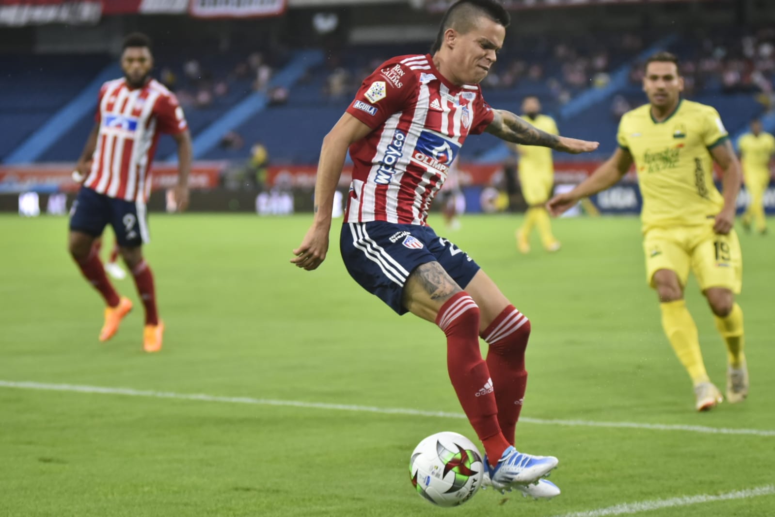 Walmer Pacheco controlando una llegada rival.