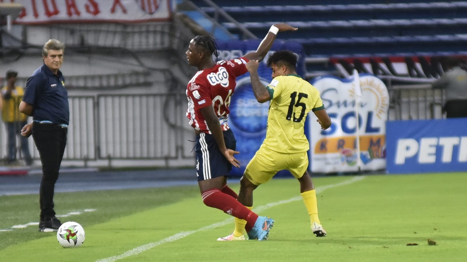 Cristian Blanco cometiendo falta a Dany Rosero.