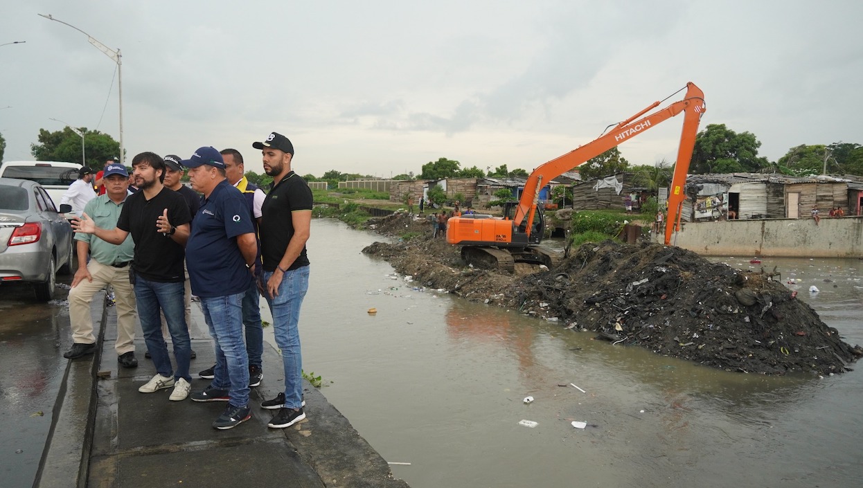 El Alcalde Jaime Pumarejo inspeccionando los trabajos.