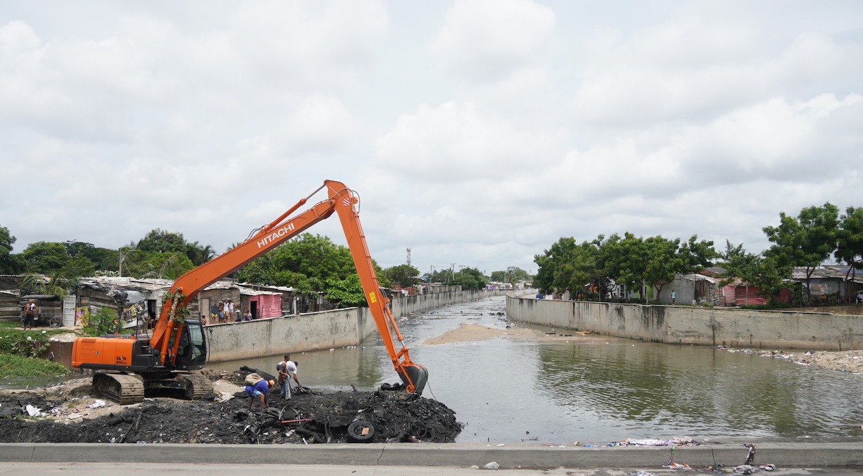 Trabajos de limpieza en el caño de la Auyama.