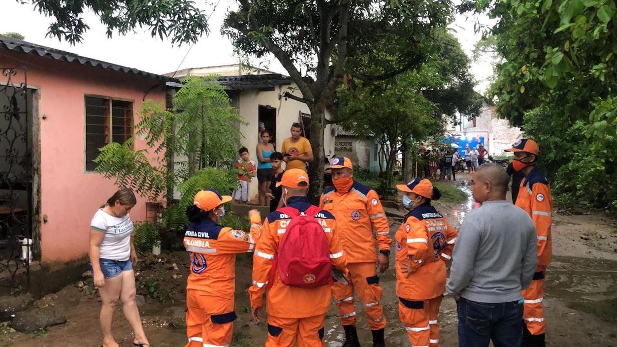 La Defensa Civil apoyando.