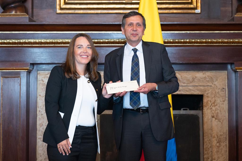 Cécile Lavergne recibiendo la nacionalidad colombiana.