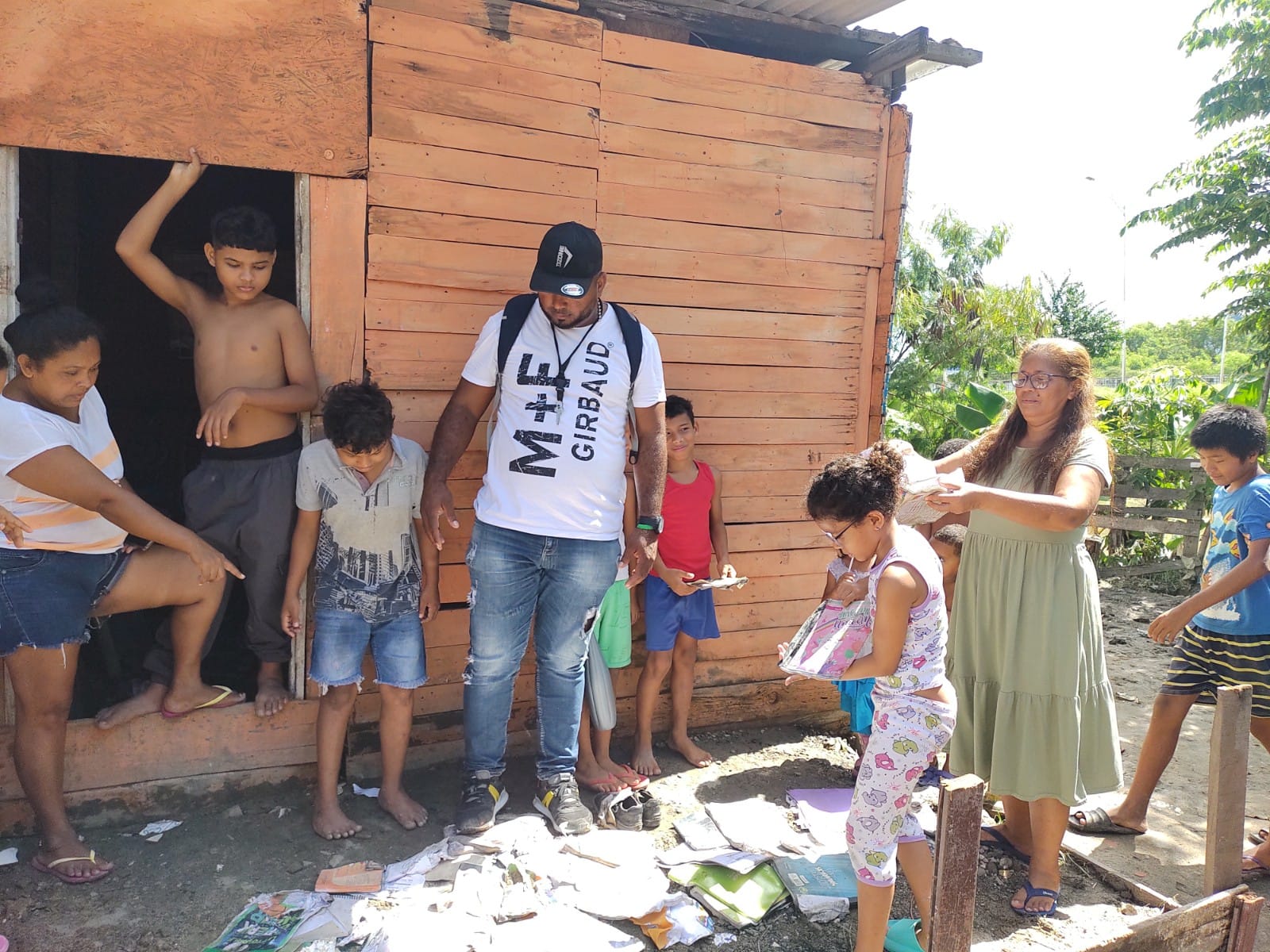 Los niños ponen sus elementos escolares al sol