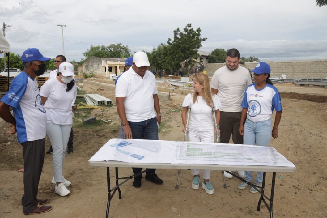 Revisando los planos de la cancha en inmediaciones del cementerio de Carreto.