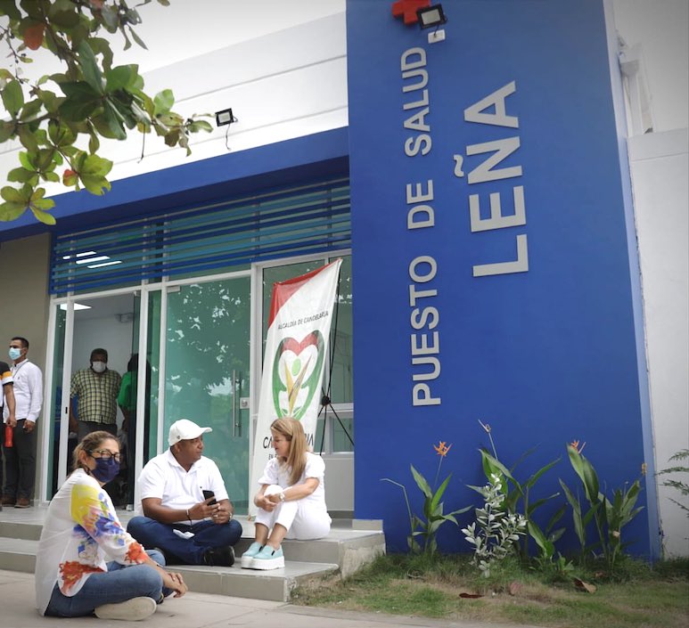 La Gobernadora frente al puesto de salud de Leña.