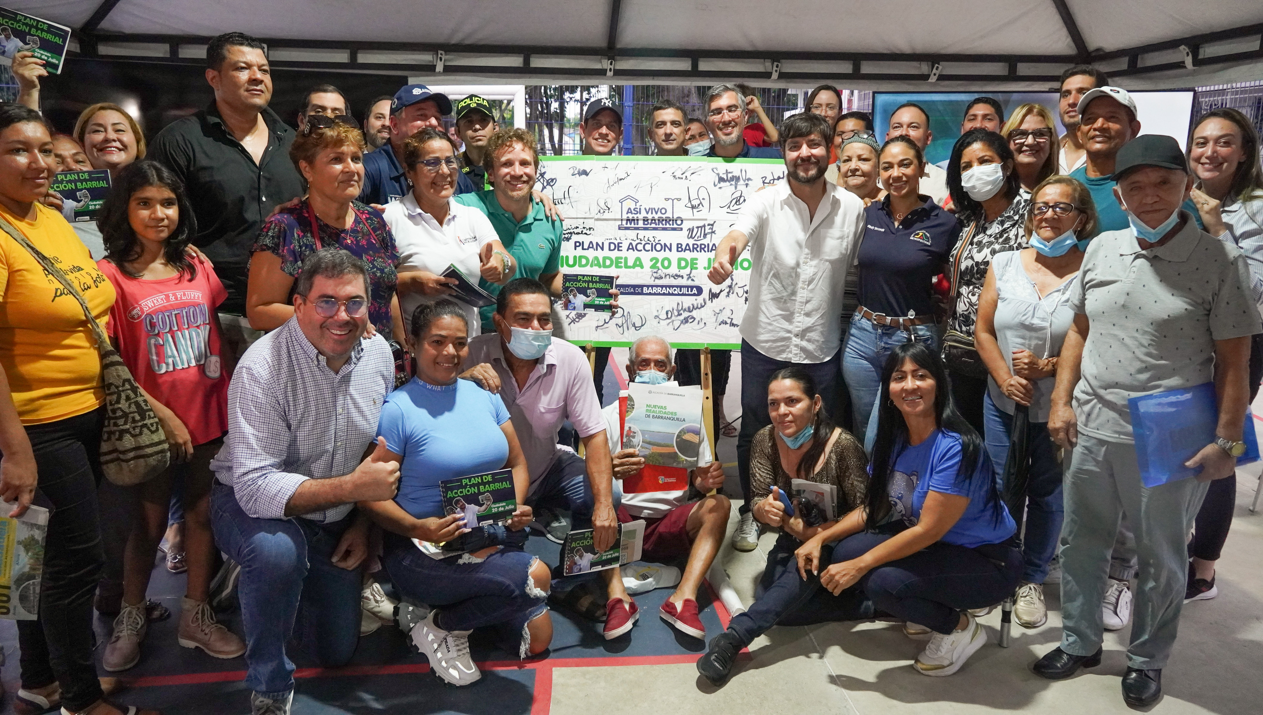 Alcalde de Barranquilla junto a la comunidad de Ciudadela 20 de Julio.