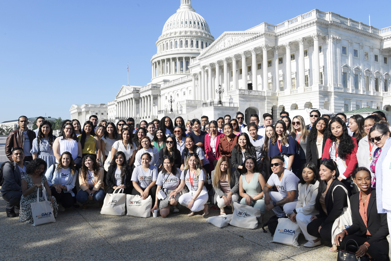 Grupo de activistas a las afueras del Congreso.