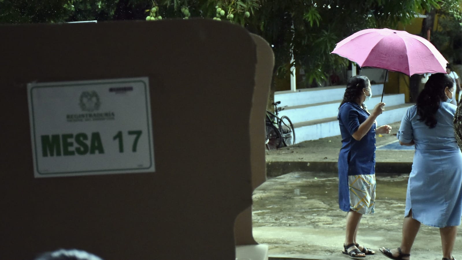 Lluvia y elecciones, una mezcla que se ha conjugado este domingo.