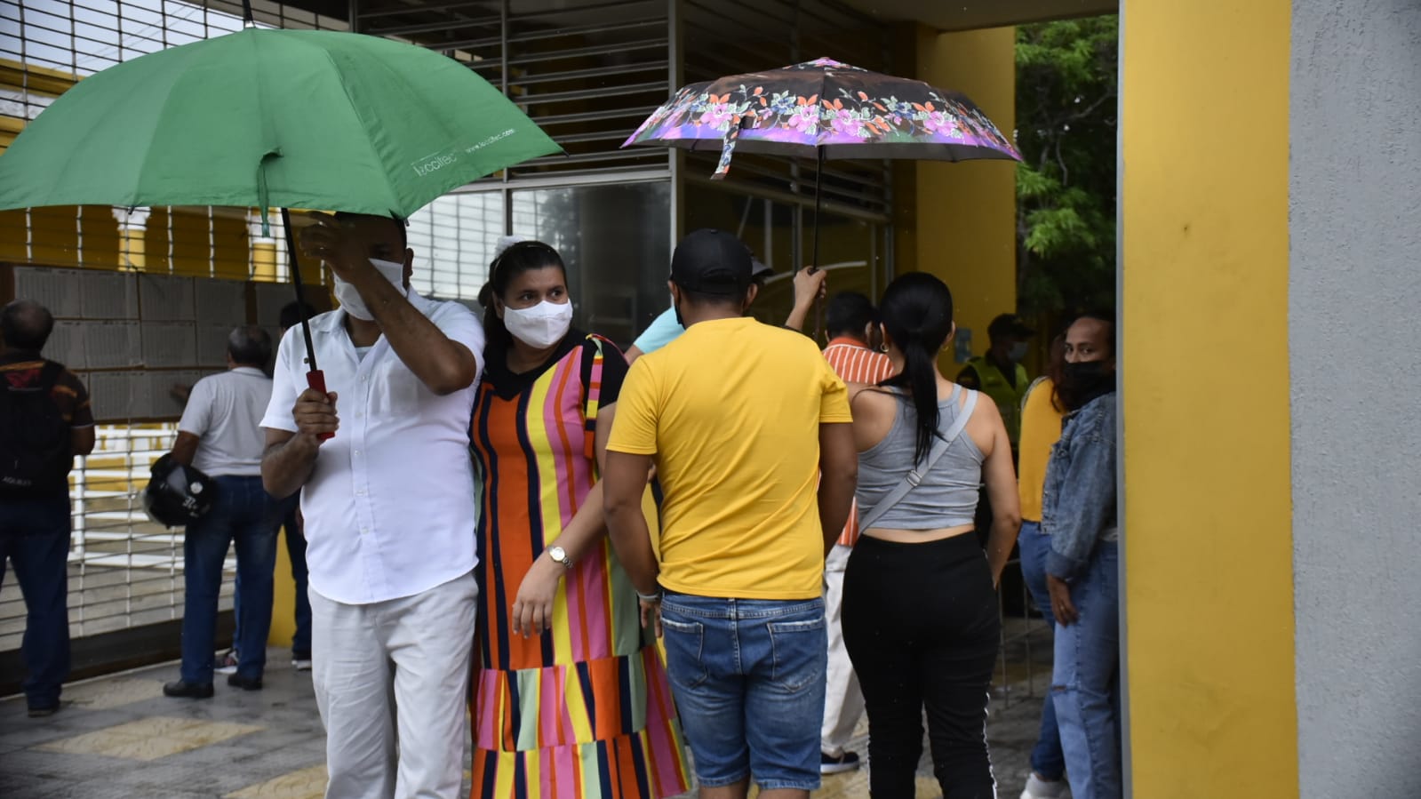 Una pareja sale tras depositar su voto