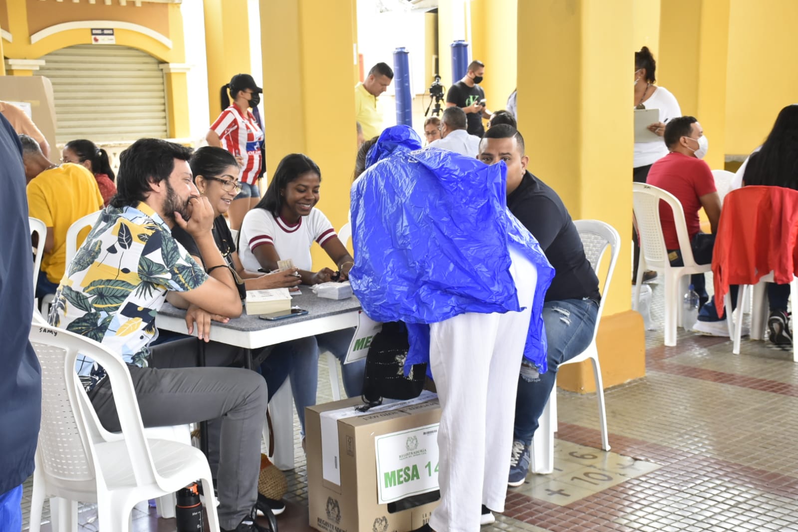 Este ciudadano acudió con impermeable