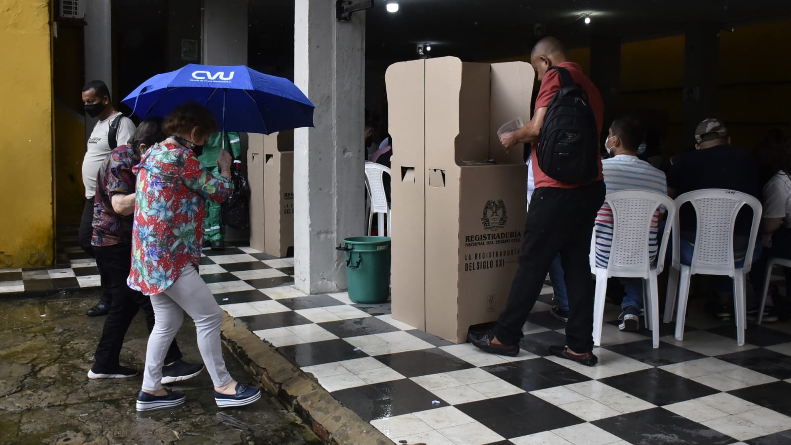Electores se dirigen a un puesto de votación