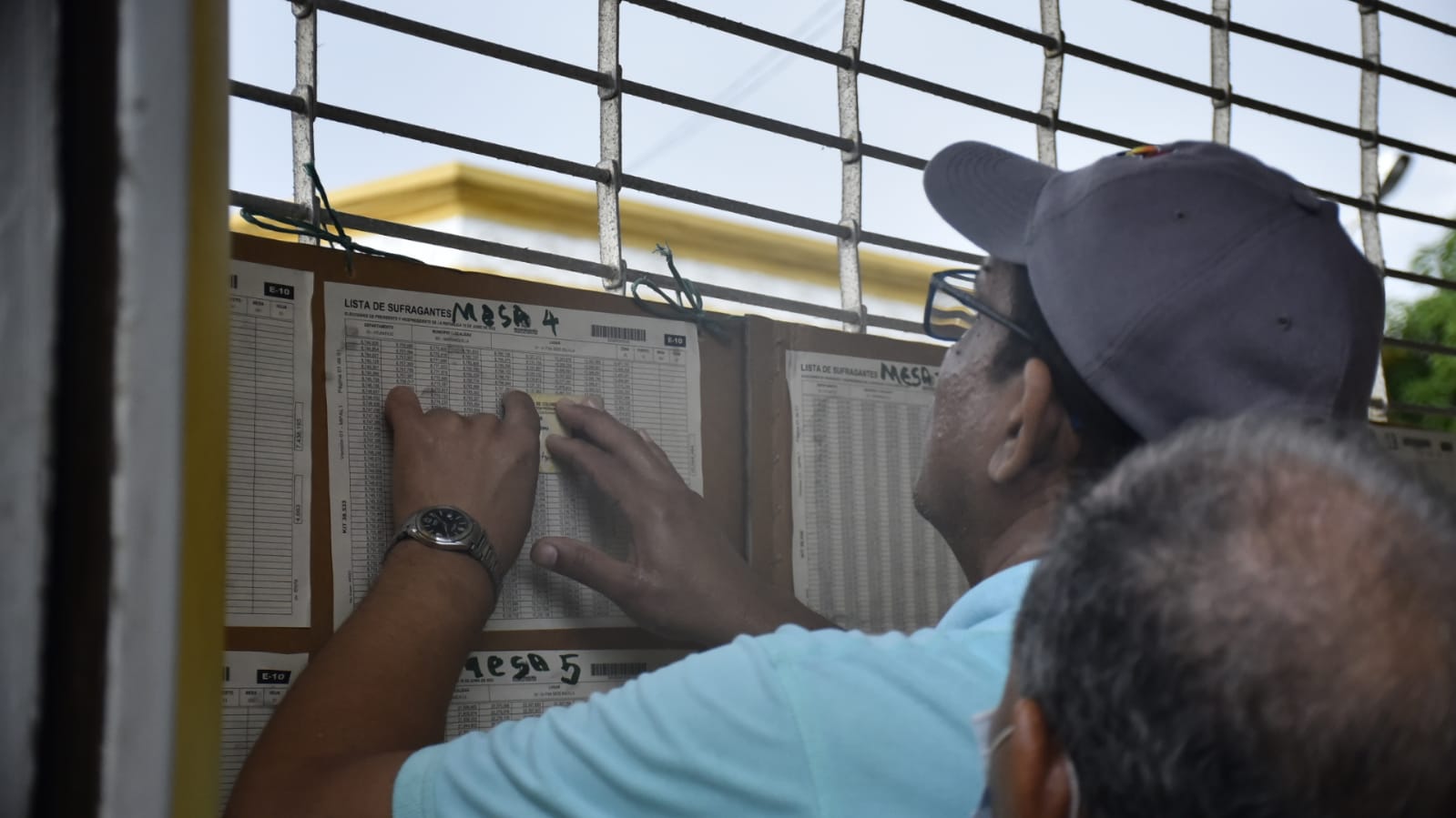 Un ciudadano busca su mesa de votación