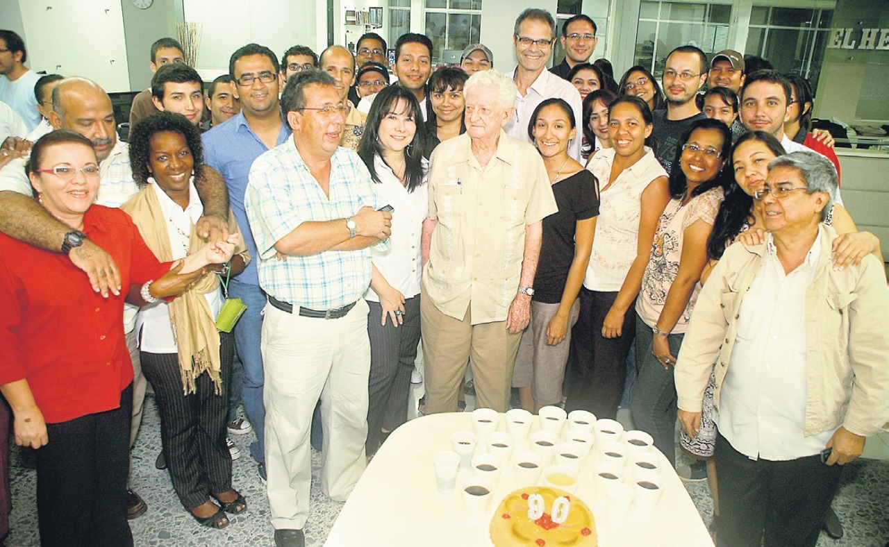 Don Chelo De Castro con sus compañeros de El Heraldo.