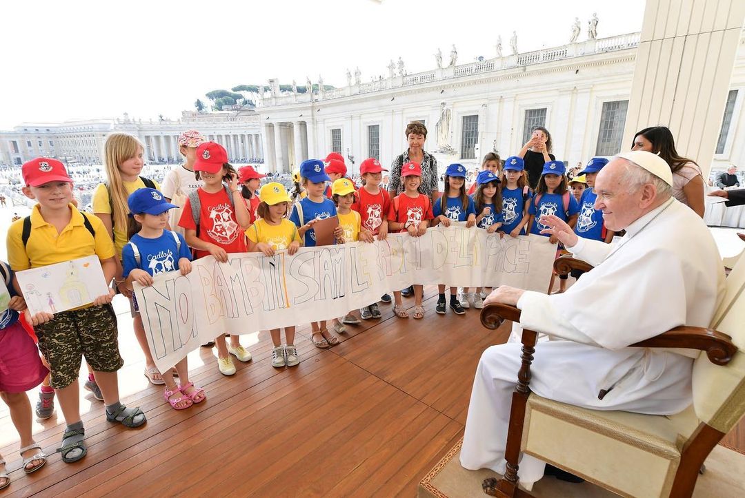 Francisco dialoga con una delegación de niños ucranianos.