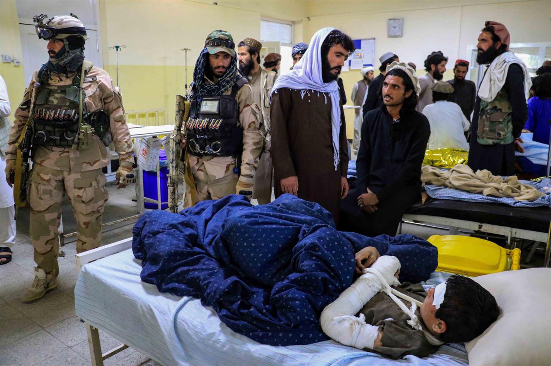 Personal atiende a varias personas en el hospital de Paktia. 