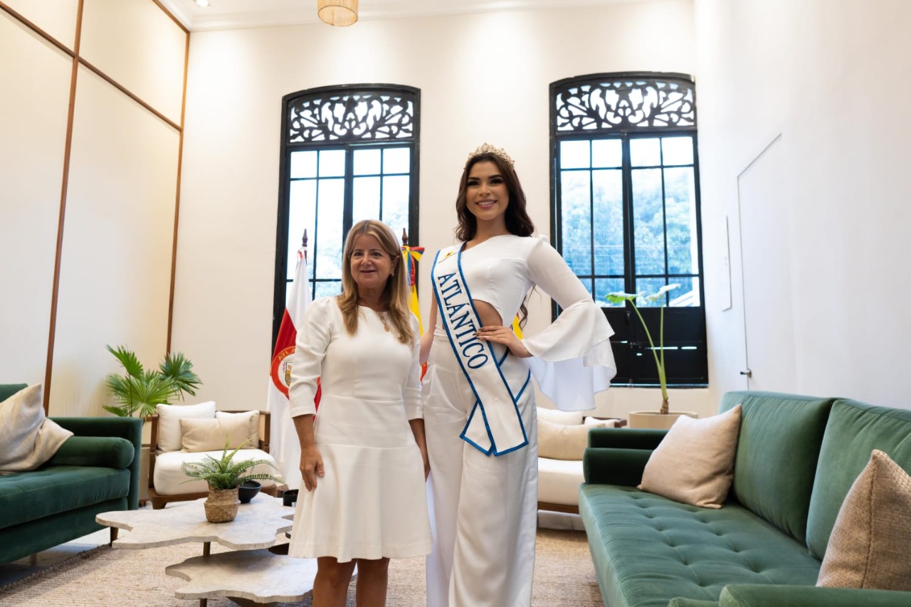 suministrada Con la gobernadora Elsa Noguera el día de la imposición de la banda como Miss Mundo Atlántico.