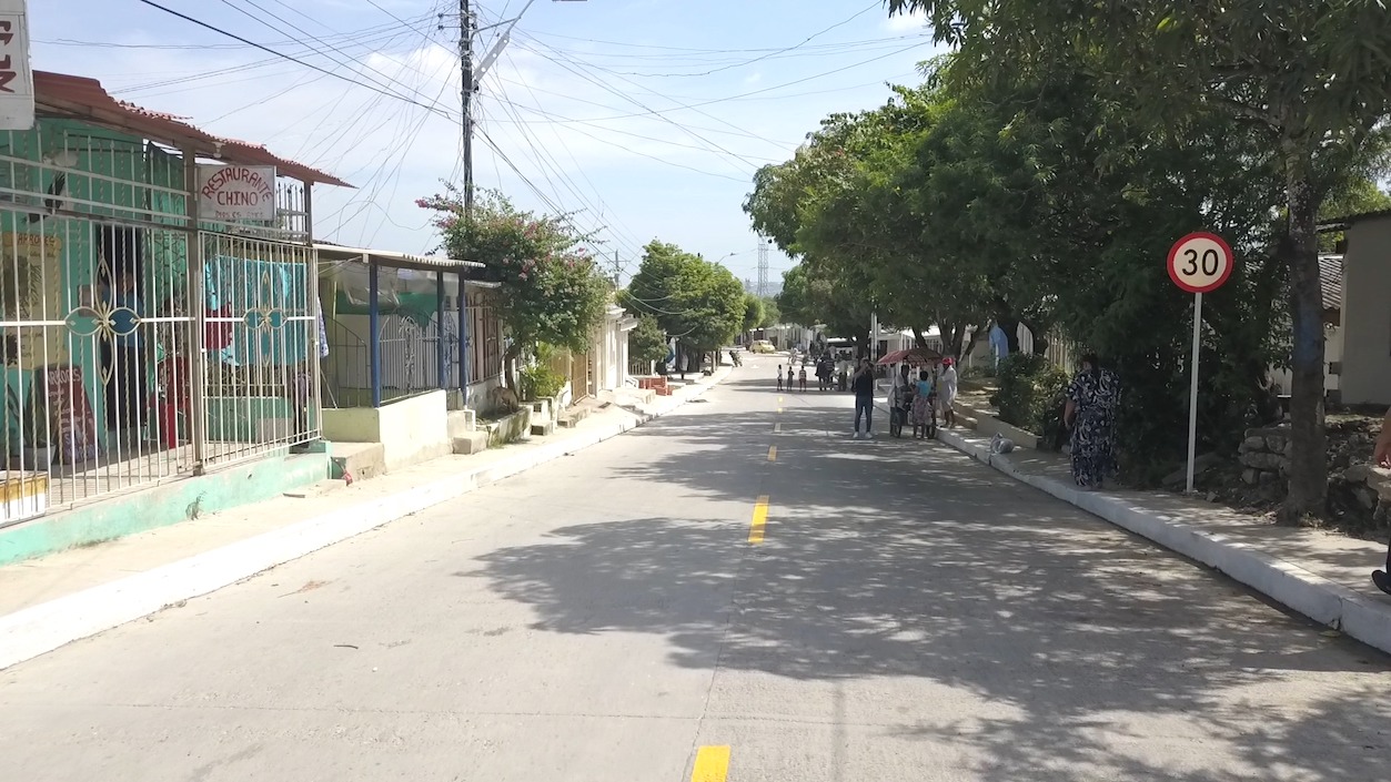 Una de las vías pavimentadas.