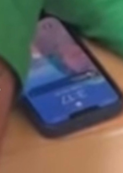 Captura de video La imagen de Karol G. en el celular de Feid