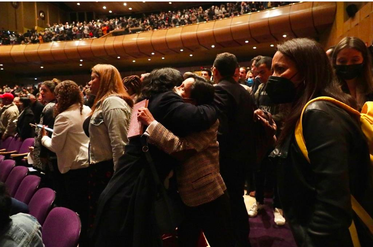 Momentos emotivos se observaron este martes en la entrega del informe.